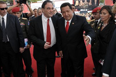Oliver Stona et Hugo Chávez au festival du film de Venise. Photo de nicogenin sous license Creative Commons.