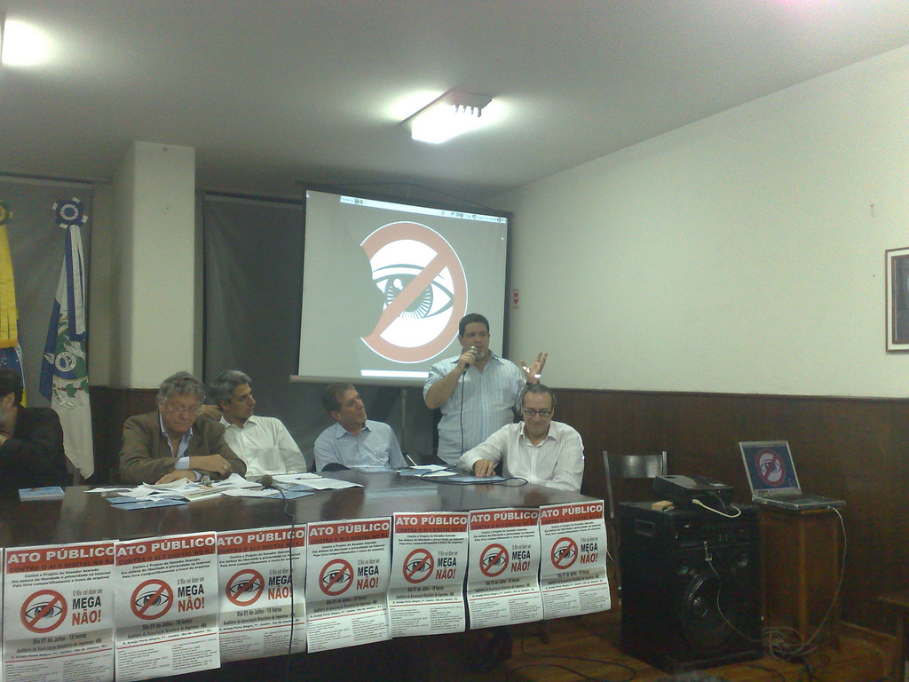 Caribé gives a speech about the Mega Não and censorship on the internet during a public demonstration in Rio de Janeiro. Omar Kaminski is on his left. On his right are Federal Deputy Jorge Bittar and Deputy Alessandro Molon.