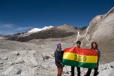 Tre attivisti di 350.org salgono al ghiacciaio Chacaltaya in Bolivia in preparazione dell'evento globale del 24 ottobre. Foto riprodotta con licenza Creative Commons.