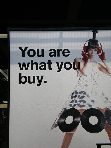 Eres lo que compras. ¿Tú qué eres? Del usuario de Flickr: Ripplet.jp