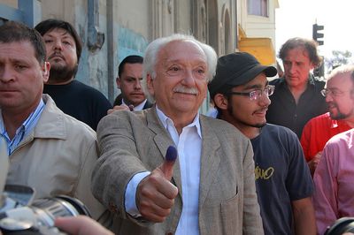 Candidato presidencial Jorge Arrate siguiendo a sus electores. Foto tomada por Diego Martin™ y usada con licencia Creative Commons.