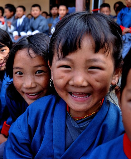 Volti felici dal Bhutan. Immagine di Laihiu su Flickr, ripresa con licenza Creative Commons