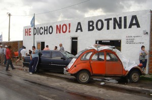 Blockade from Fray Bentos, Uruguay and anti-Botnia slogans. Picture taken by Flickr user sebaperez and used under a Creative Commons license.