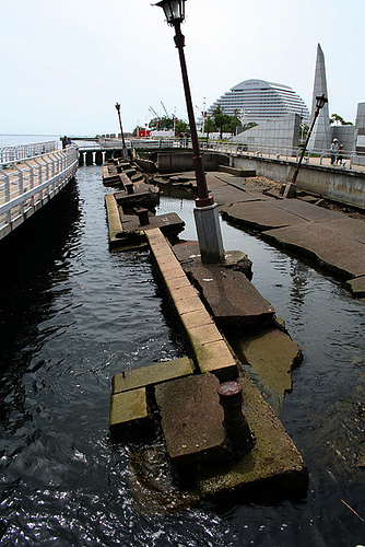 阪神大地震纪念碑。照片由Flickr使用者PapiGiulio提供。