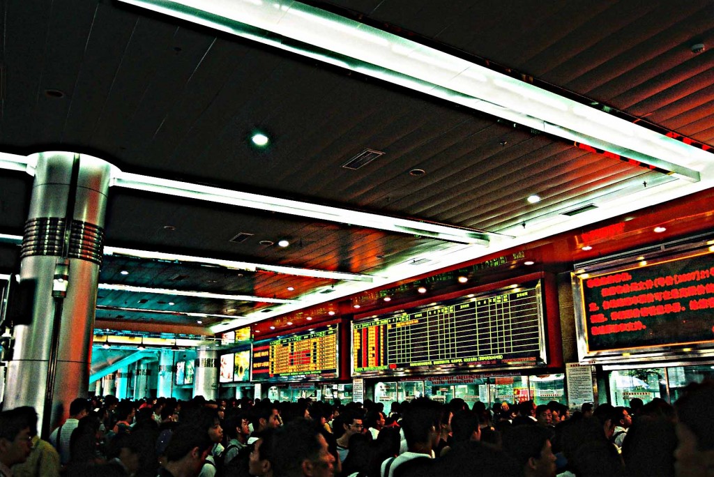 La gare de Guangzhou, dans le district Yuexiu ; Guangzhou est une important plaque tournante du sud de la Chine pour les voyageurs. Photo prise par Don Weinland.<br />