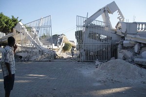 Отель Гаити, разрушенный в результате землетрясения. Фотография Юрия Фирсова