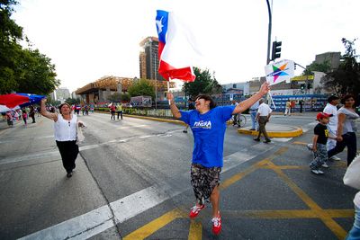 Photo of jubilant Piñera supporter by Sopapos and used under a Creative Commons license.