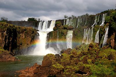 Foto de las Cataratas de Iguazú de ewanr y usada con licencia Creative Commons.