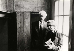 Мип Гис со сопругот Јан до вратата на библиотеката која го прикриваше тајното скривалиште, сликани околу 1998