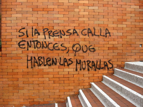 It reads If the press makes silence, then walls should speak. Photo by Juan Arellano. Used with permission. Taken from http://es.zooomr.com/photos/cyberjuan/8272064/