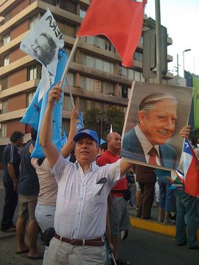 A Piñera voter shows his support for dictator Augusto Pinochet. Photo taken by Darcy Vergara, Flickr user darcy_vergara, and used under a Creative Commons license