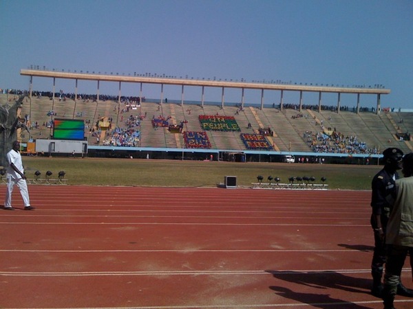 El sábado 13 de febrero, el presidente Wade de Senegal se dirigió a un estadio casi vacío en una celebración de la independencia/Foto publicada por @rignese en Twitter (http://twitpic.com/12zxbe)