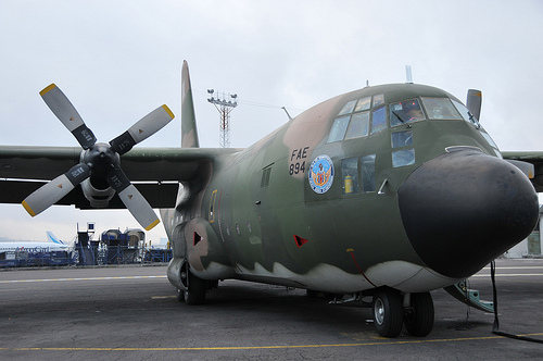 Un Hercules C-130 dell'aeronautica militare ecuadoriano pronto a decollare per Haiti - Foto di Miguel Romero e utilizzata con licenza Creative Commons