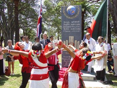 Celebrazioni di fronte al monumento per la Giornata Internazionale della Lingua Madre ad Ashfield, Sidney (Australia). Foto di Anisur Rahman e ripresa con licenza Wikimedia Commons