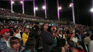 Audience at the 2008 Festival de Viña. Picture taken by Flickr user alobos iphotos and used under a Creative Commons license.