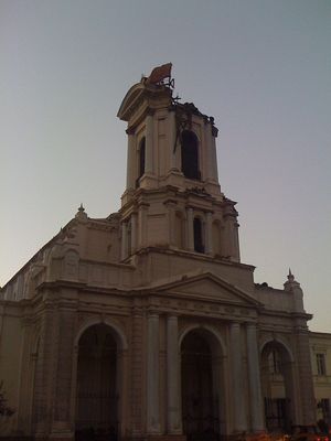Photo de l’église Nuestra Señora de la Divina Providencia à Santiago, après le séisme, à Santiago. Photo de Julio Costa Zambelli publiée sous licence Creative Commons.