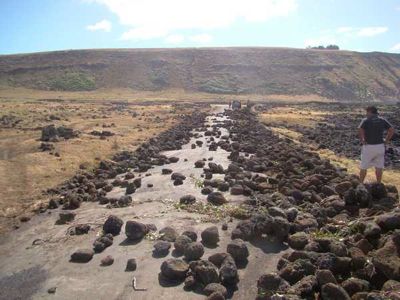 Фотографија од срушениот ѕид од камења на Велигденскиот остров, направена од Алехандро Туки