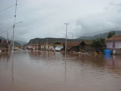 Photo d’une rue inondée à Huacarpay, publiée avec la permission de son auteur, Zenobio Valencia. 