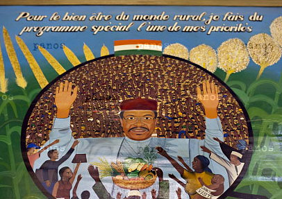 Mural de Mamadou Tandja colgado en la oficina del presidente (foto de Jacob Silberberg para Panos Pictures)