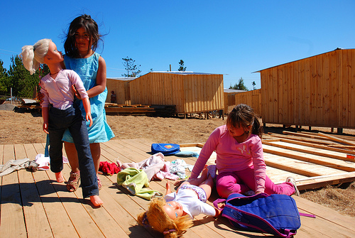 Mädchen spielen auf einer „Mediagua“ (Notbehausung) in einem Lager für Vertriebene in Lipimávida, Vichuquén, Maule Region. Foto von Rodrigo Alvarez und genutzt unter einer Creative-Commons-Lizenz.