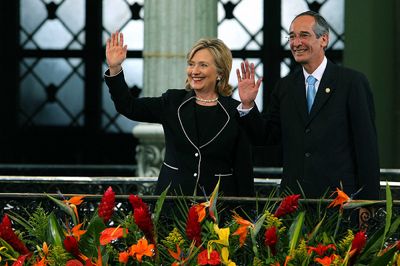 Sekretarka Klinton i predsednik Kolom u Gvatemali. Fotografisao Gobierno de Guatemala, preuzeto pod  Creative Commons licencom.