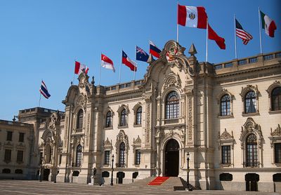 Le palais du gouvernement péruvien. Photo de martintoy sous license Creative Commons.