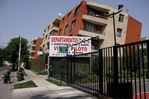 Apartment Buildings in Maipu, Santiago. Picture uploaded by flickr user Raponchi and used under a Creative Commons license.