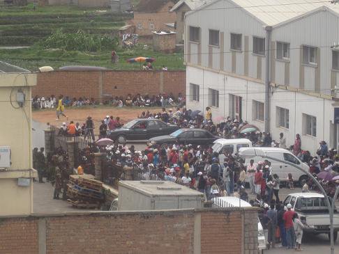 Lavoratori protestano davanti a una fabbrica ad Antananarivo