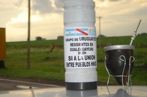 A sticker placed on a thermus (next to the traditional drink Mate) reads, "Group of Uruguayans residing in Gualeguaychu say: Yes to the union of brotherly people." Photo uploaded by Flickr user sebaperez and used under a Creative Commons license