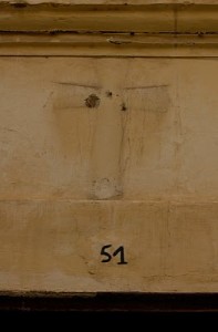 Traces dune croix sur un mur à Meknès