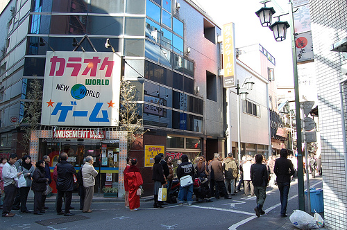 A long line in front of Suehirotei comedy teathre. By Flickr id: K.Suzuki