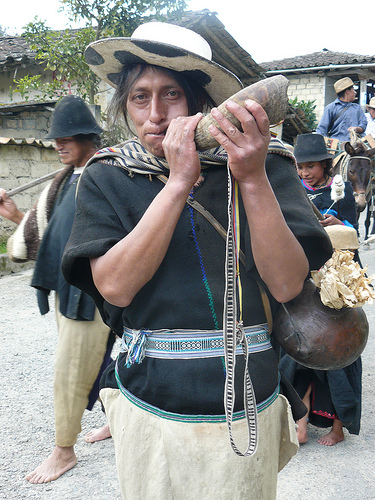 Un Saraguro suona la Kipa, strupento a percussione che viene utilizzato per comunicare e fare musica nelle grandi occasioni. Foto per gentile concessione di Angel Gualan.