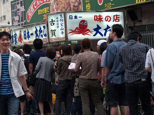 A  line in front of a takoyaki shop. By Flickr id: idua_japan