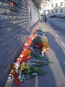 Kwiaty przed Ambasadą Polski w Moskwie, zdjęcie Weronika Koklowa
