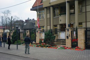 Kwiaty przed Konsulatem Kaliningradzkim, zdjęcie Siergiej Kornienko