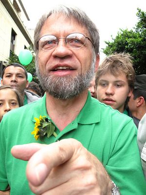 Photo of Antanas Mockus by Gó Me Z and used unde a Creative Commons license.