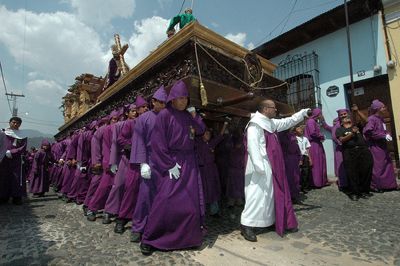 Photo of procession by Kara Andrade. Used under a Creative Commons  license.