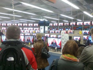 Varsovianos viendo el discurso del Primer Ministro Tusk, foto de Alexander Pryazhnikov