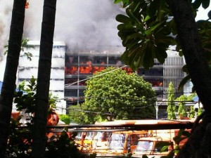 Incendio a Bangkok. Foto di Abhinew