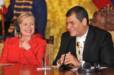 Nella Sala Gialla del palazzo Carondelet. Clinton e Correa durante la conferenza stampa.