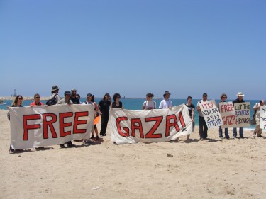Dimostranti sulla spiaggia di Ashdod. Foto di Mya Guarnieri