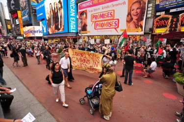 Dimostranti a NYC espongono uno striscione: "Israele uccide civili in legittima difesa". Foto di asterix611