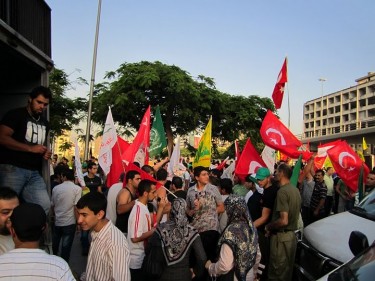 Dimostranti a Beirut con bandiere turche a sostegno alla Mavi Marmara.  Foto di Mokhtar Joundi