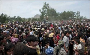 Vluchtelingen aan de rand van Osj. Bron: diesel.elcat.kg
