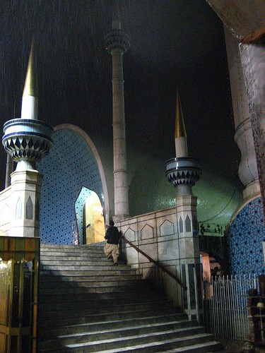 Santuario sufi Data Darbar a Lahore. Immagine Flickr di Ikhaninc, licenza CC