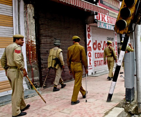 Pattuglie della polizia nelle strade di Srinagar, Kashmir, in cerca di contestatori e provocatori separatisti. Immagine da Flickr di Austin Yoder su licenza CC