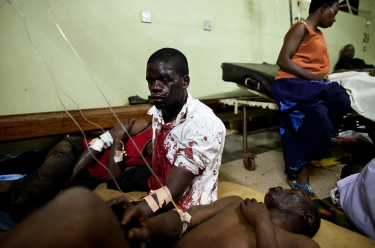 Slachtoffers van de twee dodelijke bomexplosies in Kampala wachten op behandeling in het Mulago Ziekenhuis