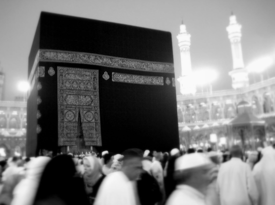Tawaaf (rondgang) rond de Kaäba - een ritueel tijdens de bedevaart naar Mekka. Foto van Omar Chatriwala op Flickr