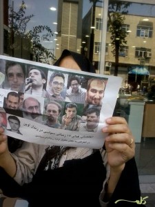Familieleden van hongerstakende gevangenen protesteren bij de Evin-gevangenis in Teheran