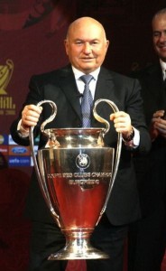 Yuri Luzhkov con un trofeo di calcio
